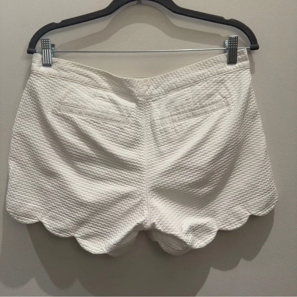 Lilly Pulitzer Bottoms | Women 5" Buttercup Scallop Hem Short Size 6 - Picture 2 of 9